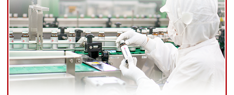 工場にて検査をするスタッフ